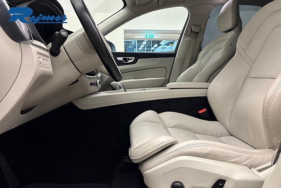Volvo XC60 8 of 29