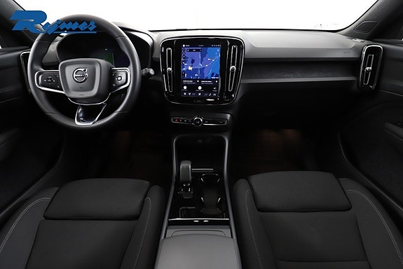 Volvo XC40 2 of 29