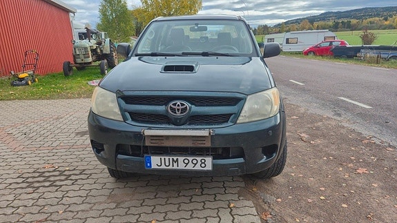 Toyota HiLux 2 of 25