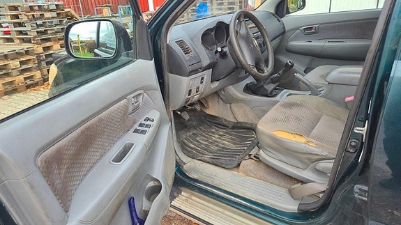 Toyota HiLux 16 of 25