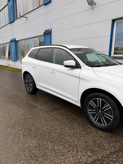 Volvo XC60 2 of 7