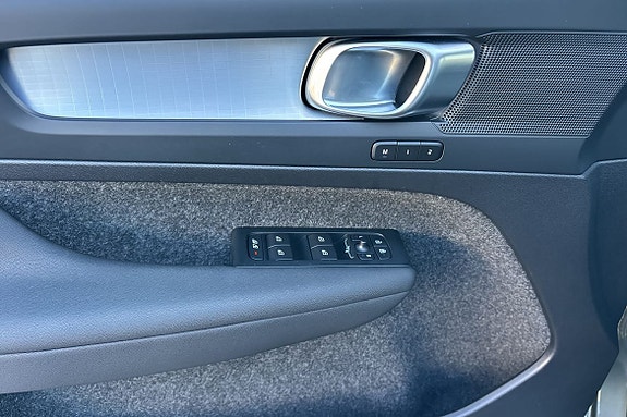 Volvo XC40 17 of 30