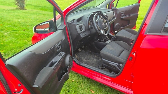 Toyota Yaris 13 of 16