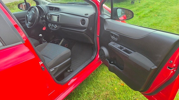 Toyota Yaris 8 of 16
