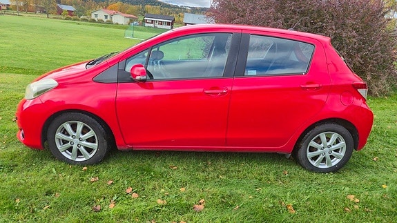 Toyota Yaris 3 of 16