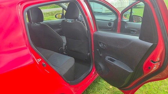 Toyota Yaris 9 of 16