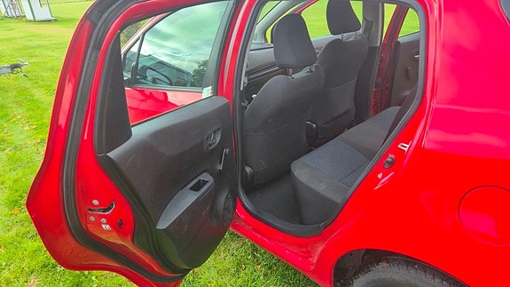 Toyota Yaris 12 of 16