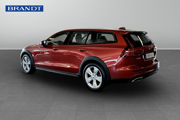 Volvo V60 Cross Country 2 of 9