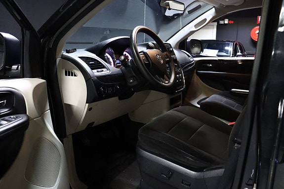 Dodge Grand Caravan 8 of 24