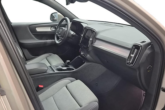 Volvo XC40 8 of 23