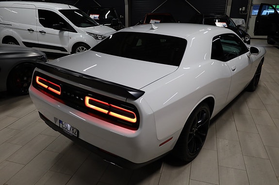 Dodge Challenger 6 of 18
