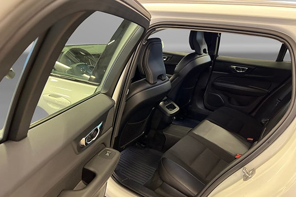 Volvo V60 Cross Country 8 of 9