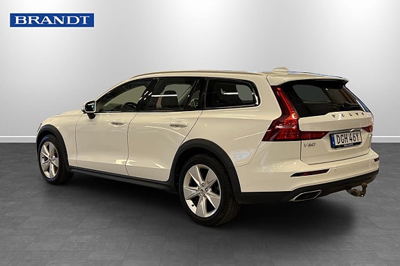 Volvo V60 Cross Country 2 of 9