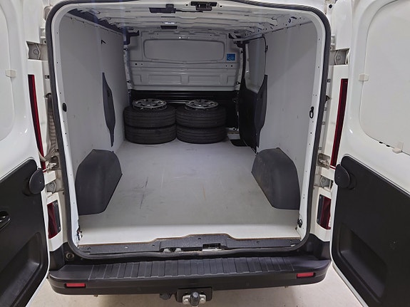 Renault Trafic 12 of 16