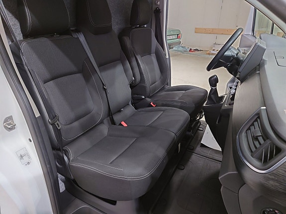 Renault Trafic 11 of 16