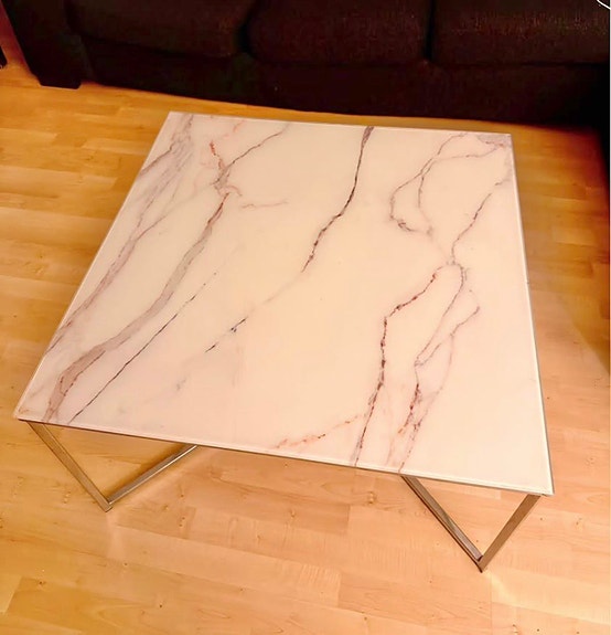 Soffbord i marmorglas med metallben – 300 kr