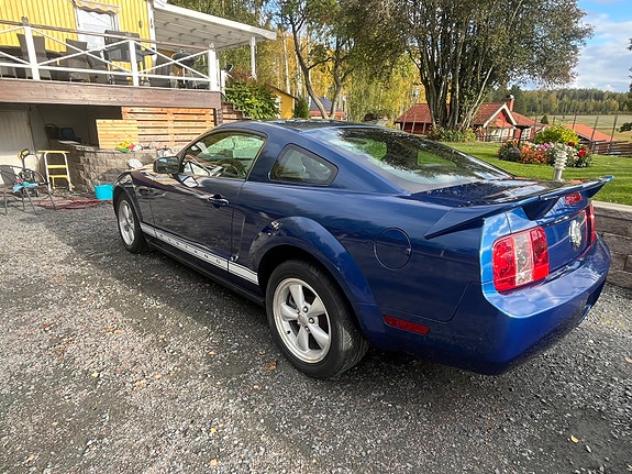 Ford Mustang 3 of 7