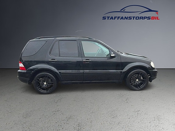 Mercedes-Benz ML 55 AMG 4 of 12