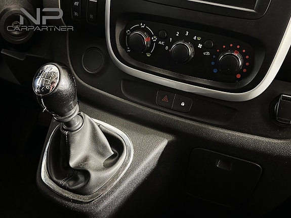 Nissan NV300 11 of 17