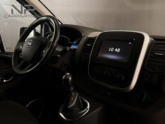 Nissan NV300 8 of 17