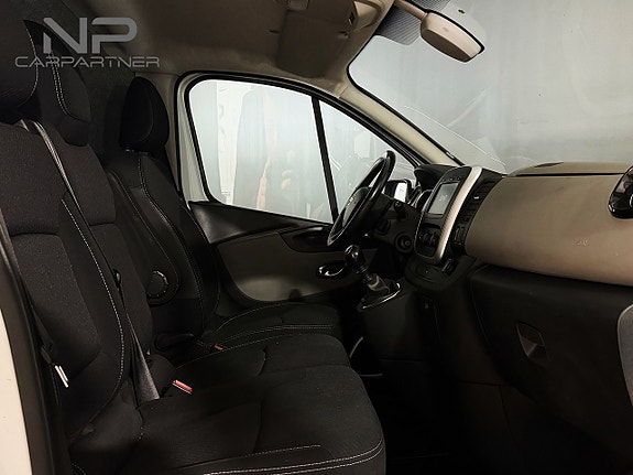 Nissan NV300 7 of 17