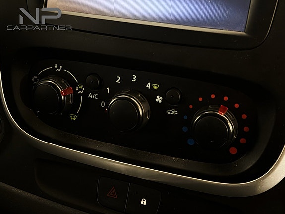 Nissan NV300 12 of 17