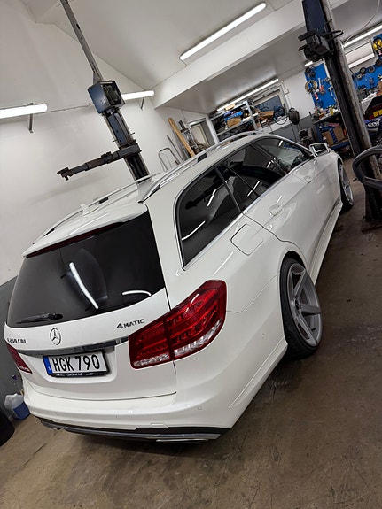 Mercedes-Benz E 250 4 of 11