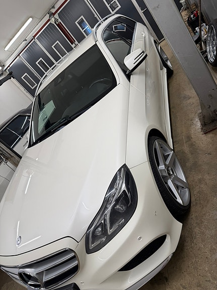 Mercedes-Benz E 250 2 of 11