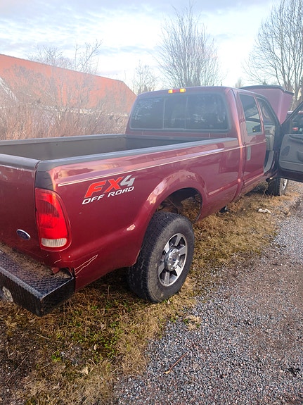 Ford F-350 2 of 9