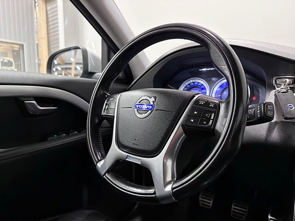 VOLVO V70 2.5 R-DESIGN 231 ch BVM - ATTELAGE - CUIR - 252300 km