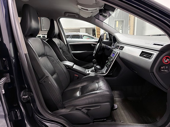 VOLVO V70 2.5 R-DESIGN 231 ch BVM - ATTELAGE - CUIR - 252300 km