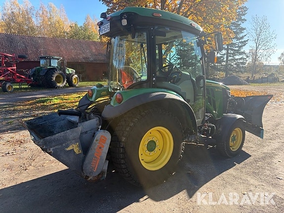 Traktor John Deere 3038R med mycket redskap 3 of 6