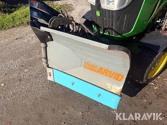 Traktor John Deere 3038R med mycket redskap 5 of 6