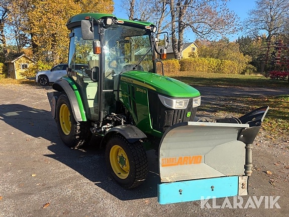 Traktor John Deere 3038R med mycket redskap 4 of 6