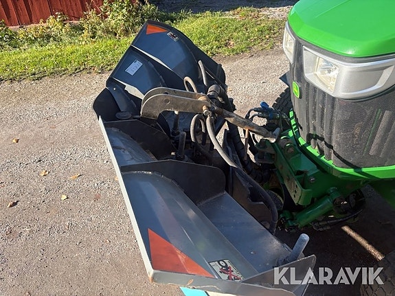 Traktor John Deere 3038R med mycket redskap 6 of 6