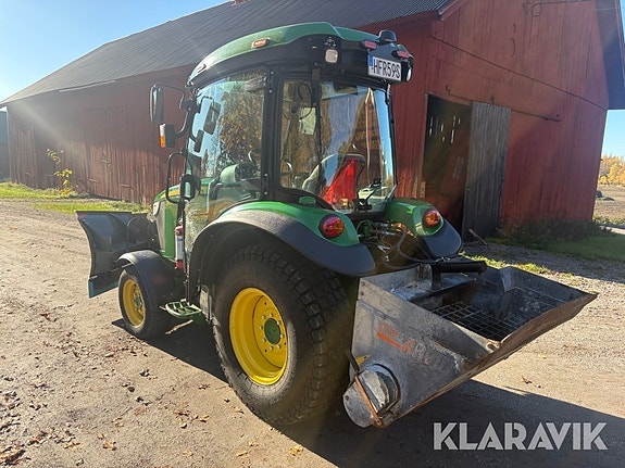 Traktor John Deere 3038R med mycket redskap 2 of 6
