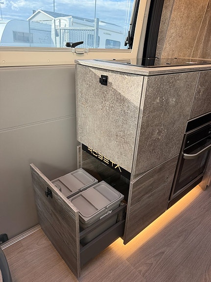 Robeta Helios 180HK AUT Adapt farthållare! Clesana toalett! AC vid golv 360W solcell! Inverter! 200AH litium! Vinteranpa 12 of 25
