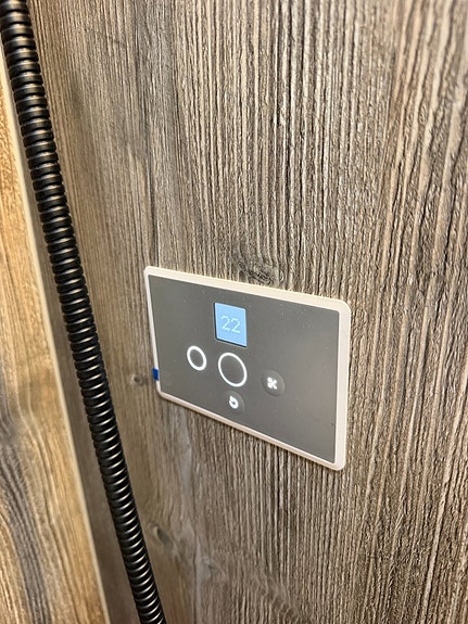 Robeta Helios 180HK AUT Adapt farthållare! Clesana toalett! AC vid golv 360W solcell! Inverter! 200AH litium! Vinteranpa 19 of 25