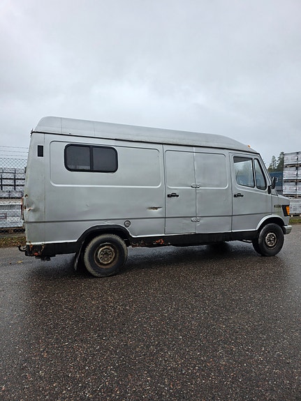 Mercedes-Benz 307 6 of 10