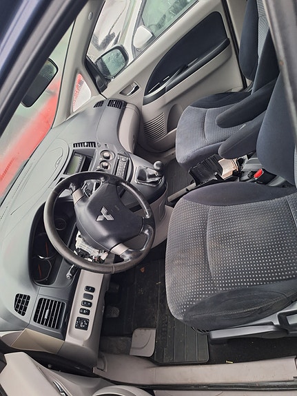 Mitsubishi Grandis 2 of 6