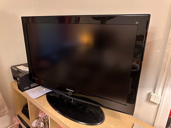 Samsung TV svart med HDMI och flera anslutningar