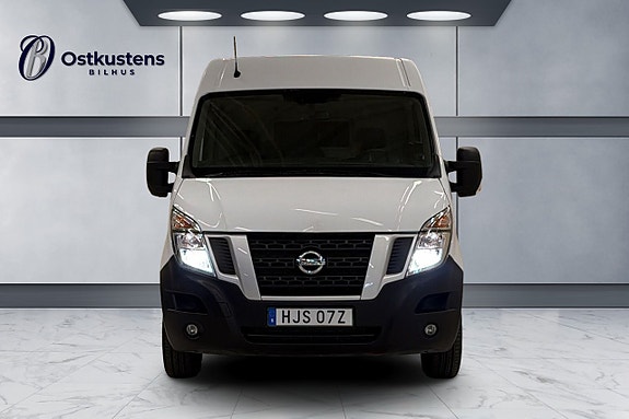 Nissan NV400 5 of 11