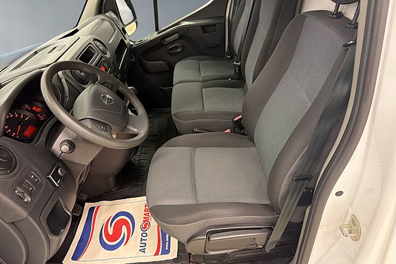 Nissan NV400 3 of 11