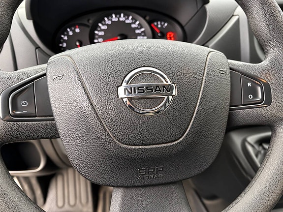 Nissan NV400 13 of 16