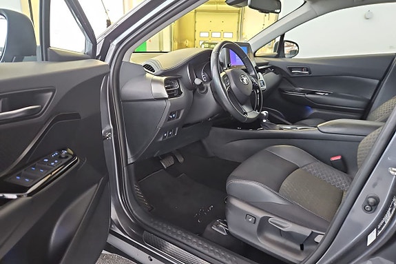 Toyota C-HR 12 of 18