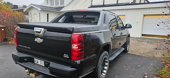 Chevrolet Avalanche 2 of 3