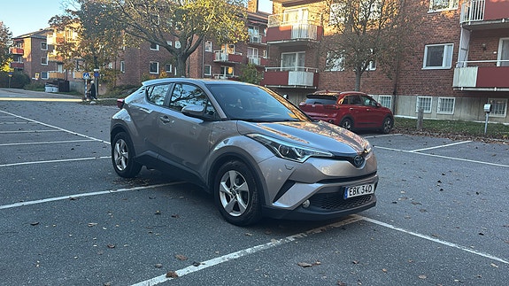Toyota C-HR 2 of 8