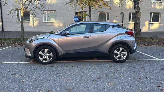 Toyota C-HR 3 of 8