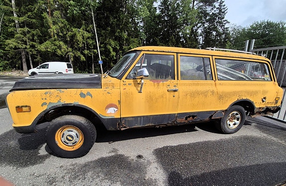 Chevrolet Suburban 3 of 25