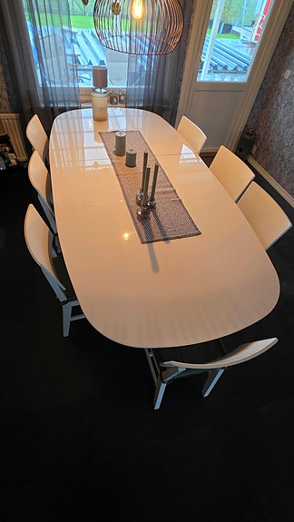 Stort köksbord med plats för många samt 7 stolar
